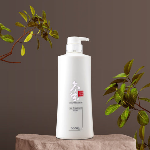 Tratamentul premium Daeng Gi Meo Ri Ki Gold într-un ambalaj generos de 500 ml oferă o îngrijire intensivă și profund nutritivă pentru păr. Creat pe baza unei formule brevetate și a metodelor tradiționale coreene, acest tratament conține extracte din plante medicinale orientale care ajută la repararea și întărirea firului de păr. Acest produs este un aliat excelent pentru cei care se confruntă cu păr deteriorat, uscat sau predispus la cădere, asigurând hidratare, fortificare și o strălucire sănătoasă.